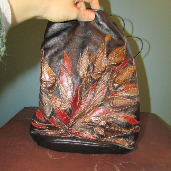 Black leather Bucket bag with flowers - Picture 2 of 5